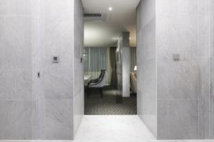 旌善Jeongseon Intoraon Hotel的一间带步入式淋浴间和桌子的浴室