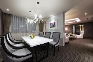 Jeongseon Intoraon Hotel的休息区