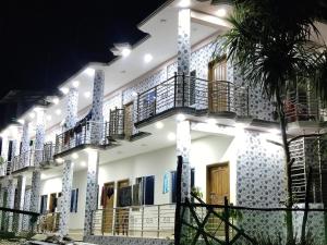 un edificio con luces encendidas por la noche en Hotel Royal Beach & Restaurant, en Jaliapāra