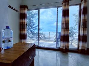 Una habitación con una gran ventana con vista al mar. en Hotel Royal Beach & Restaurant, en Jaliapāra 8 fotos más