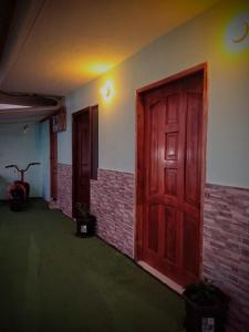 een kamer met een rode deur en een bakstenen muur bij Casa Scalesia in Puerto Baquerizo Moreno