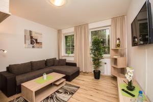 ein Wohnzimmer mit einem Sofa und einem Tisch in der Unterkunft Zellerfelder Hof in Clausthal-Zellerfeld