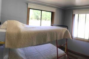 سرير أو أسرّة في غرفة في Casa de campo a 5 minutos del lago caburga