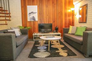 
A seating area at Cedar Holiday Units - Apartment 4
