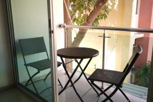 2 sillas y una mesa en el balcón en Hotel Sun River, en Barranquilla