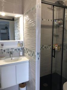 Баня в Studio de charme VUE MER 2 personnes ENTIEREMENT RENOVÉ