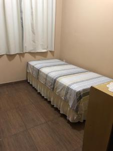 ein kleines Zimmer mit einem Bett mit Vorhang in der Unterkunft Casa Acaraí in São Francisco do Sul