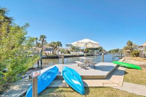 Foto dalla galleria di Waterfront Home on Canal with Private Dock and Kayaks a Crystal River