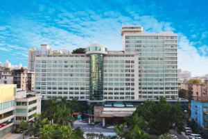 un gran edificio con muchas ventanas en una ciudad en Sanyu Hotel en Cantón