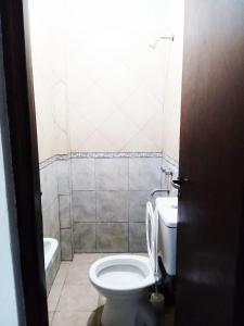 格塞尔镇Family Hause的带马桶、水槽和浴缸的浴室 更多10张照片