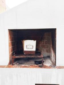 格塞尔镇Family Hause的坐在砖壁炉旁的长凳上的袋子