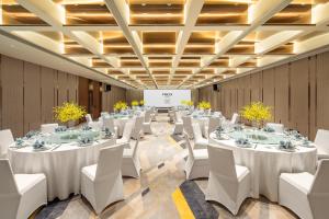 南京东方珍珠voco酒店餐厅或其他用餐的地方