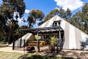 a house with a black and white facade at Grampians Getaway in Halls Gap