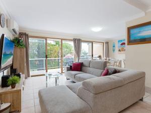 TV a/nebo společenská místnost v ubytování Frangipani 3 great townhouse with air con