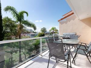 A balcony or terrace at 3 'Frangipani', 30 Leonard Avenue - great townhouse with air con