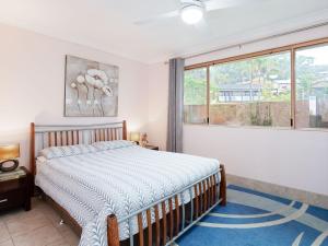 A bed or beds in a room at 3 'Frangipani', 30 Leonard Avenue - great townhouse with air con