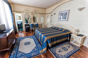 ein Schlafzimmer mit einem Bett und zwei Teppichen in einem Zimmer in der Unterkunft Hotel Colomba d'Oro in Verona