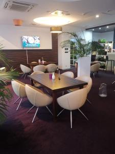 a dining room with a table and chairs at Apartament prywatny salon z aneksem kuchennym i sypialnią w hotelu Diva in Kołobrzeg