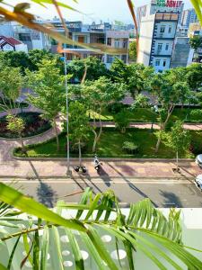 una persona che guida una moto in una strada in una città di Royal Hotel Ninh Thuận a Kinh Dinh