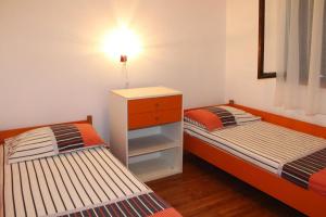 sypialnia z 2 łóżkami i komodą w obiekcie Apartments Sunday in Kozino at the sea w mieście Kožino