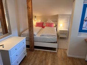 1 dormitorio con espejo grande en la cama en Ferienwohnung Giacomelli 2, en Rottach-Egern