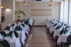 Zona de afaceri și/sau sala de conferințe de la Hotel Poienița +30 fotografii