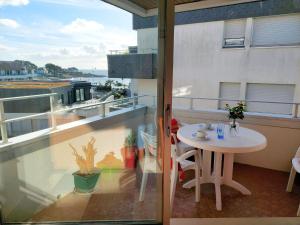 Un balcón o terraza en Apartment in Cornouaille near Sandy Beach