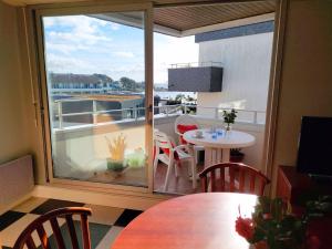 Zimmer mit einem Balkon mit einem Tisch und einem Fenster in der Unterkunft Studio with partial sea views in the popular seaside resort of Benodet in Bénodet