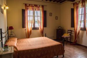 um quarto com uma cama e duas janelas em Room in Holiday house - Apartment in Farmhouse Casolare dei Fiori em Chiesina Uzzanese