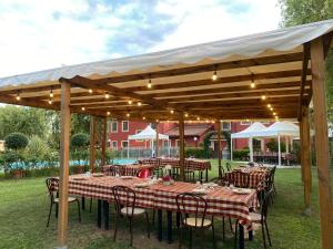 Restaurant o un lloc per menjar a Room in Holiday house - Apartment in Farmhouse Casolare dei Fiori