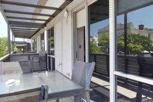 Foto da galeria de Fiveways Balcony, King Bed, Chef's Kitchen em Fremantle