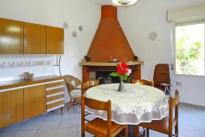 een keuken met een tafel met een rode bloem erop bij Holiday home, Solanas in Solanas