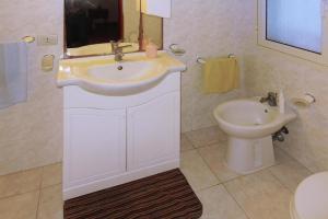 een badkamer met een wastafel en een toilet bij Holiday home, Solanas in Solanas