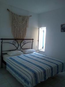 Posteľ alebo postele v izbe v ubytovaní Semi-detached house on the heights of Parikia - Exceptional view of the Cyclades
