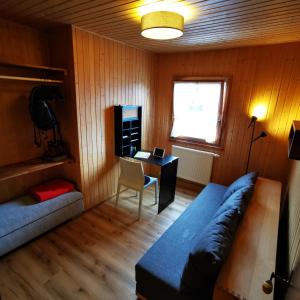 a living room with a couch and a table and a desk at BB19 Eifel-Ferienhaus am Moseltal mit Saunahaus in Beuren