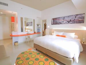 Un pat sau paturi într-o cameră la HARRIS Hotel Samarinda