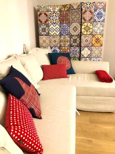 sala de estar con sofá y almohadas rojas y blancas en FLAT66 en Milán