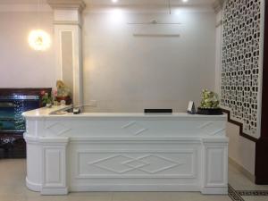 - un comptoir blanc dans une chambre avec lavabo dans l'établissement GALAXY HOTEL Bắc Ninh, à Bồ Sơn