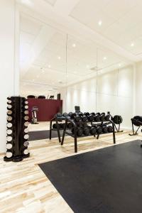 una habitación con un gimnasio con un montón de equipamiento en Elite Plaza Hotel Malmö, en Malmö