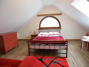 En eller flere senge i et værelse på Comfortable holiday home with a large garden