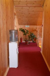 リストヴャンカにあるДом Гавань Байкалаの冷蔵庫の上に樽を設置した部屋