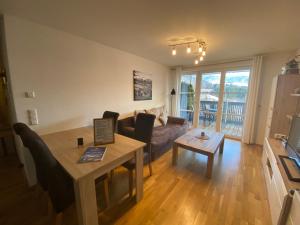 sala de estar con sofá y mesa en Haus "Bergblick" Apartment mit 1 Schlafzimmer en Oberstaufen