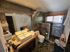 Priscilla Villa في كو تاو: حمام مع حوض ومرحاض