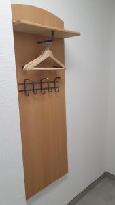 een kast met een houten deur in een kamer bij Moderne, barrierefreie Ferienwohnung in Plauen