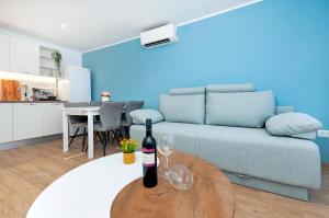 Nápoje v ubytovaní OTTO apartment with sea view and parking