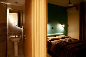 um quarto com uma cama e um lavatório num quarto em Designer apartments close to the center + free parking em Tessalônica