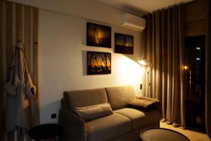 Designer apartments close to the center + free parking的休息区