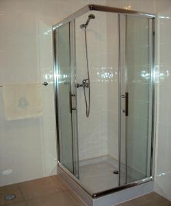 ポンテ・デ・リマにあるCasa do Mosteiro de Refoios do Limaのバスルーム(ガラス張りのシャワー付)が備わります。