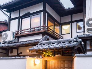 een huis met een balkon er bovenop bij Ryourizuki no Ie in Kyoto