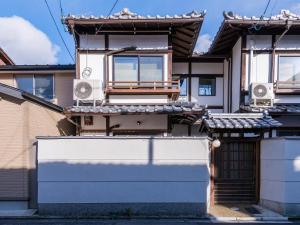 una casa con una fachada azul y blanca en Ryourizuki no Ie en Kyoto